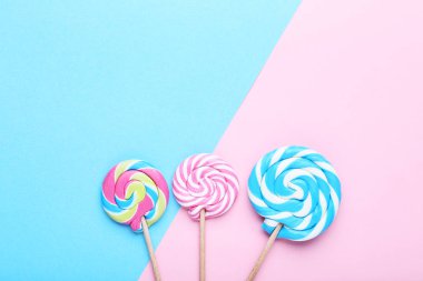 Renkli arka plan üzerinde tatlı lolipop