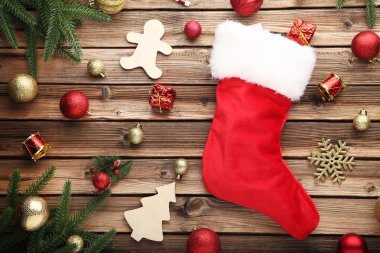 Köknar-ağaç dalları ve Noel dekorasyonları ahşap masa üzerinde çorap kırmızı