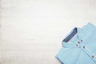 Gömlek ahşap masa üzerinde katlanmış