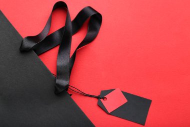 Kağıt torba kırmızı zemin üzerine siyah Satılık etiketi