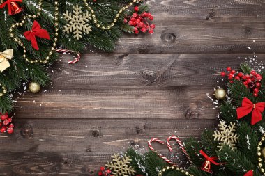 Ahşap masa süslemeleri ile Noel köknar ağacı dalları