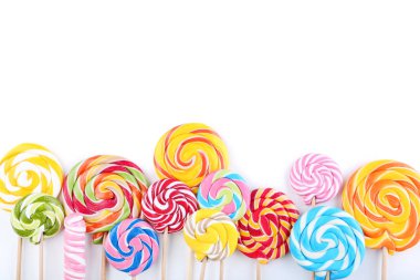 Beyaz arkaplanda izole edilmiş renkli lolipoplar