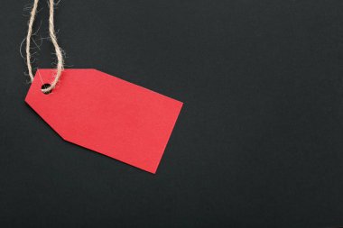 Siyah zemin üzerine kırmızı satış etiketi