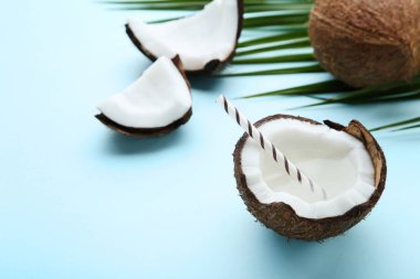 Hindistan cevizi suyu saman üzerinde mavi arka plan ile