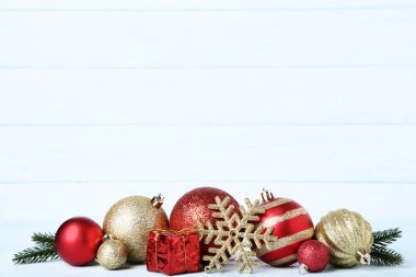 Noel baubles hediye kutusu ve ahşap masa üzerinde kar tanesi