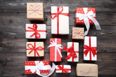 Renkli Noel hediye kutuları ile ahşap tablo