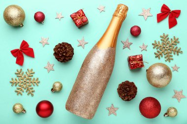 Nane arka plan üzerinde Noel süslemeleri ile şampanya şişesi