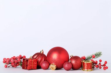 Noel süslemeleri ile gri arka plan üzerinde kırmızı meyveler