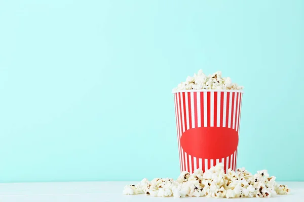 Popcorn Gestreiften Eimer Auf Mint Hintergrund — Stockfoto