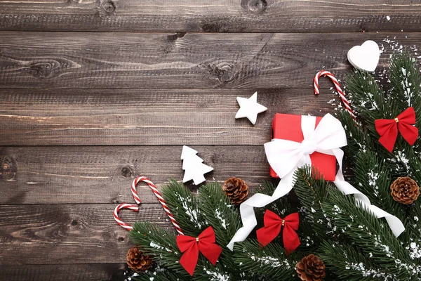 木桌上的圣诞冷杉树枝 配上装饰品和礼品盒 — 图库照片