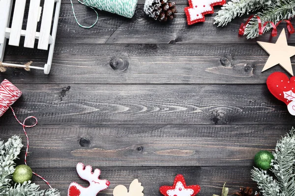 Verschiedene Weihnachtsdekorationen Auf Holztisch — Stockfoto