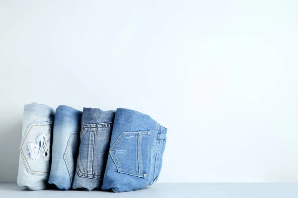 Celana Jeans Dilipat Dengan Latar Belakang Abu Abu — Stok Foto