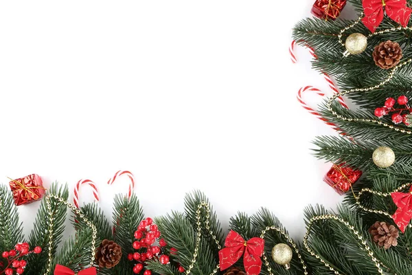 Spar Kerstboom Takken Met Snoep Stokken Kerstballen Witte Achtergrond — Stockfoto