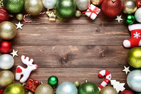 Kleurrijke Kerstdecoraties Bruin Houten Tafel — Stockfoto