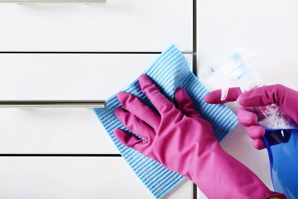 Ręce Rękawiczkach Gąbki Butelkę Detergentów Czyszczących Kuchennej Szuflady — Zdjęcie stockowe