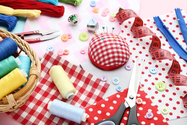 Gekleurde Draden Met Naaien Accessoires — Stockfoto