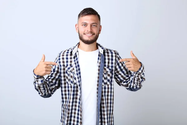 Junger Mann Hemd Auf Grauem Hintergrund — Stockfoto