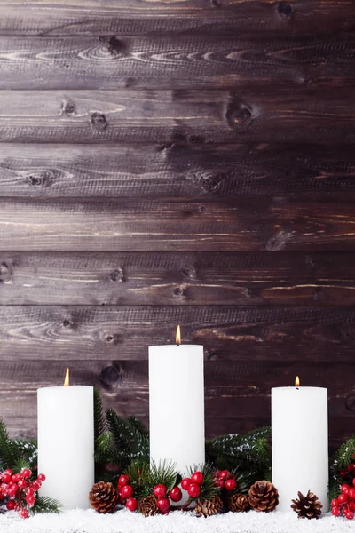 Белые Рождественские Свечи Ветвями Елки Шишками Деревянном Фоне — стоковое фото
