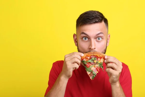 Jonge Man Eten Pizza Gele Achtergrond — Stockfoto
