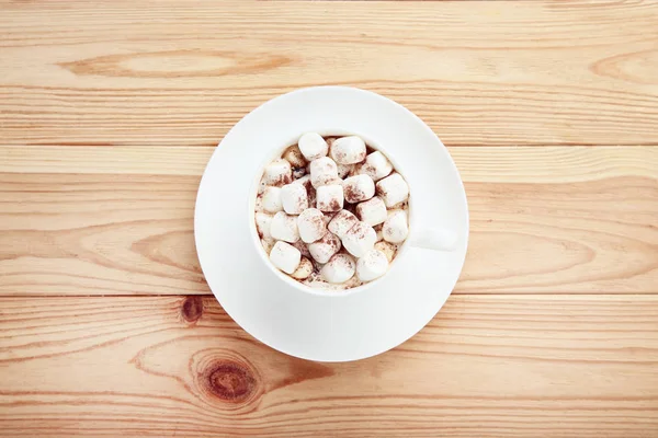 在棕色木桌上的杯子里放棉花糖的卡布奇诺 — 图库照片