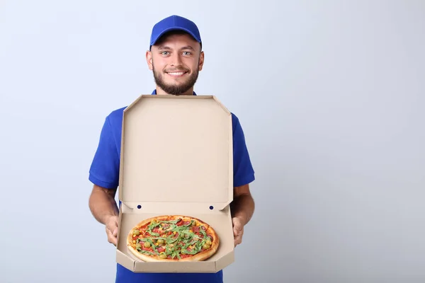 Leverans Mannen Med Pizza Kartong Grå Bakgrund — Stockfoto
