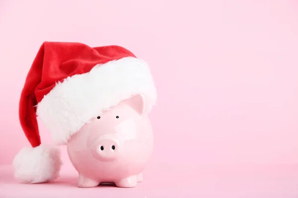 Rosa Sparschwein Mit Weihnachtsmütze Auf Rosa Hintergrund — Stockfoto