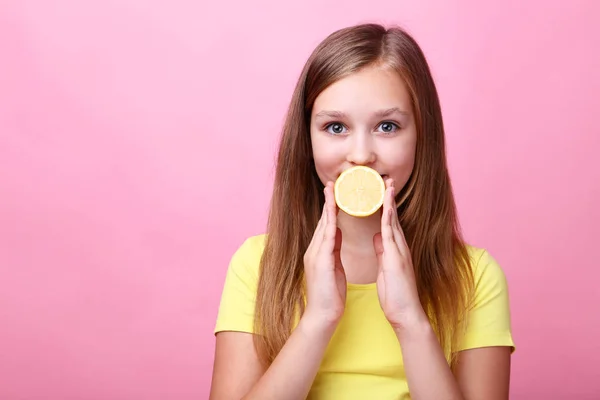 Sevimli Genç Kız Pembe Bir Arka Plan Üzerinde Limonlu — Stok fotoğraf