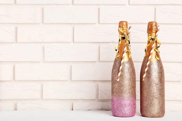 Botellas Champán Decoradas Con Paja Sobre Fondo Pared Ladrillo — Foto de Stock