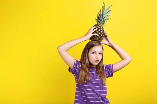 Söt Ung Flicka Med Ananas Gul Bakgrund — Stockfoto