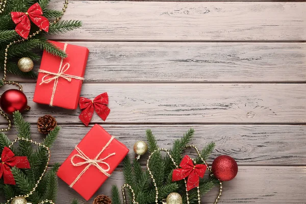 Ramas Abeto Navidad Con Decoraciones Cajas Regalo Mesa Madera — Foto de Stock