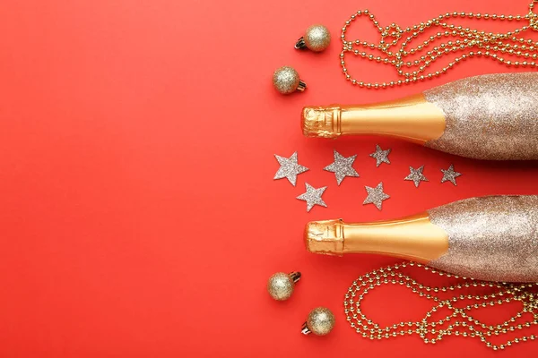 Botellas Champán Con Decoraciones Navideñas Sobre Fondo Rojo — Foto de Stock