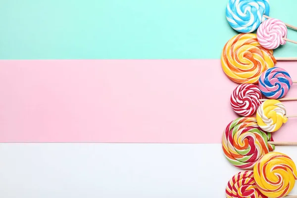 在五颜六色的背景上的甜棒棒糖 — 图库照片
