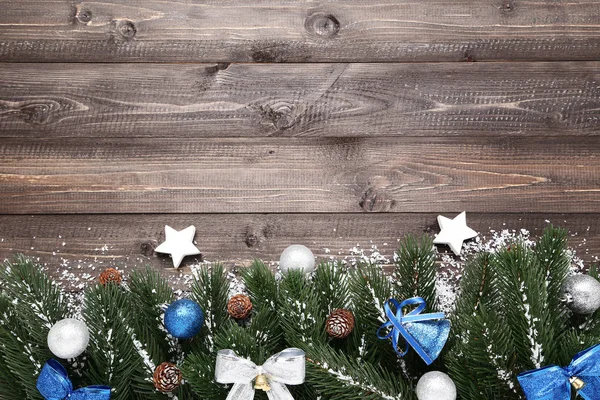 Karácsonyi Fenyő Ágai Fából Készült Asztal Dekoráció — Stock Fotó