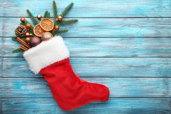 木桌上的枞树树枝和圣诞装饰品的红色放养 — 图库照片