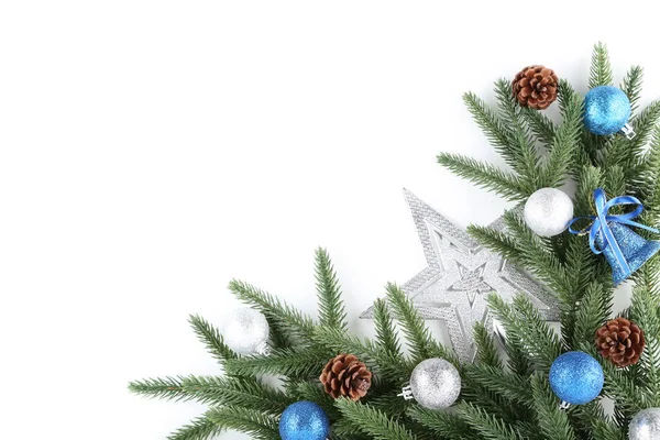 Christmas Fir Tree Förgrena Sig Med Grannlåt Och Stjärna Vit — Stockfoto