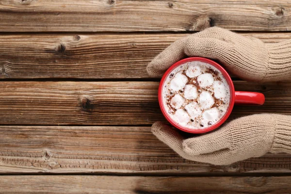 Cappuccino Con Malvaviscos Las Manos Sobre Mesa Madera Marrón — Foto de Stock