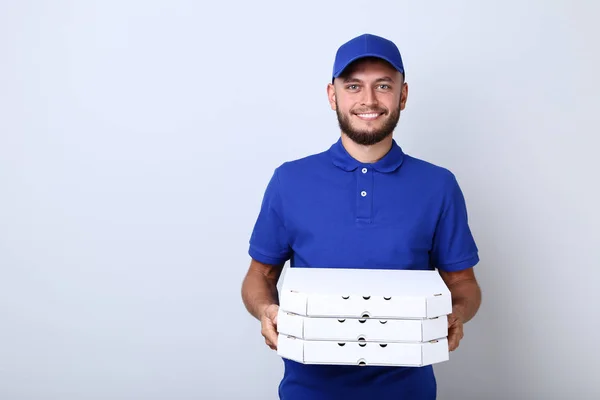 Levering Man Met Pizza Kartonnen Dozen Grijze Achtergrond — Stockfoto