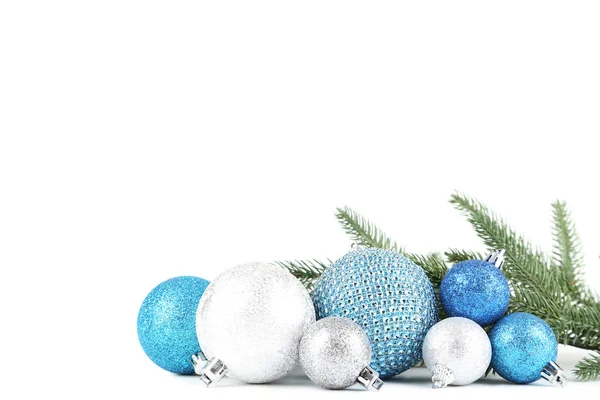 Barevné Vánoční Ozdoby Větve Stromů Jedle Bílém Pozadí — Stock fotografie