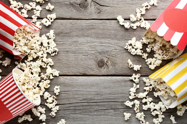 Popcorn Gestreiften Eimern Auf Holztisch — Stockfoto