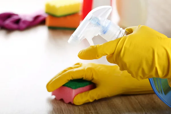 Χέρια Γάντια Σφουγγάρι Και Μπουκάλι Απορρυπαντικό Καθαρισμού Τραπέζι Κουζίνας — Φωτογραφία Αρχείου