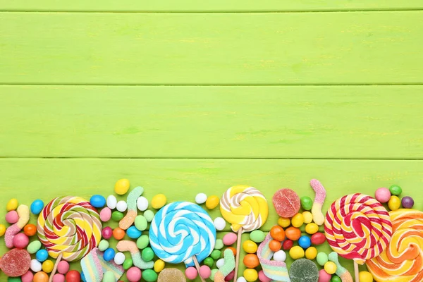 Sweet Candies Lollipops Green Wooden Table — Stock Photo, Image