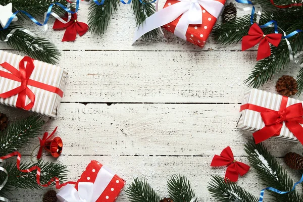 Χριστουγεννιάτικα Στολίδια Κουτιά Δώρων Λευκό Ξύλινο Τραπέζι — Φωτογραφία Αρχείου