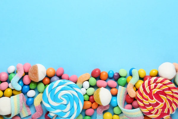 可爱的糖果和棒棒糖在蓝色背景 — 图库照片