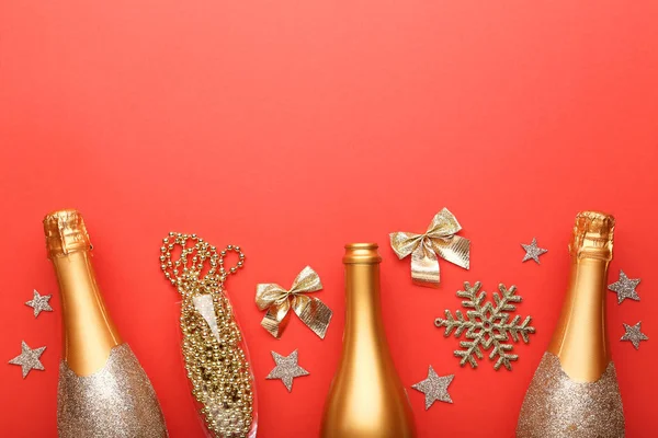 Garrafas Champanhe Decoradas Com Estrelas Arcos Sobre Fundo Vermelho — Fotografia de Stock