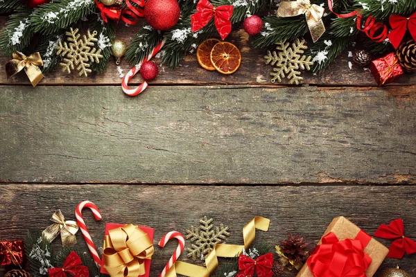 Spar Kerstboom Takken Met Kerstballen Sneeuwvlokken Houten Tafel — Stockfoto