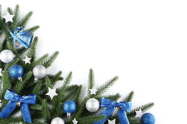 Karácsonyi Fenyő Ágai Dekoráció Fehér Háttér — Stock Fotó