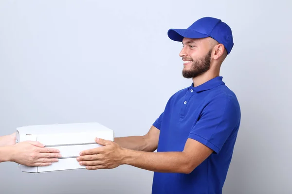 Leverans Mannen Med Pizza Pappkartonger Grå Bakgrund — Stockfoto