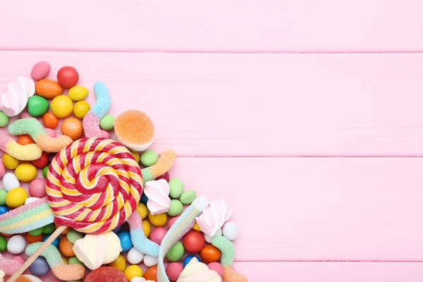 Dulces Caramelos Piruletas Sobre Mesa Madera Rosa —  Fotos de Stock