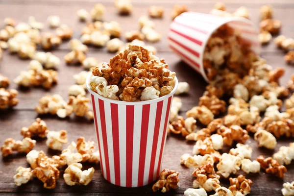 Karamell Popcorn Gestreifter Tasse Auf Holztisch — Stockfoto
