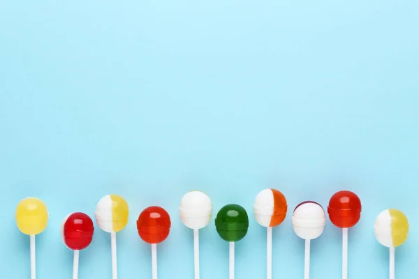 Piruletas Dulces Sobre Fondo Azul —  Fotos de Stock